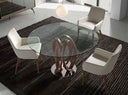 Silla con reposabrazos de diseño moderno con asiento y respaldo tapizados en tela color beige. 