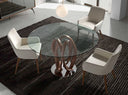 Silla con reposabrazos de diseño moderno con asiento y respaldo tapizados en tela color beige. 