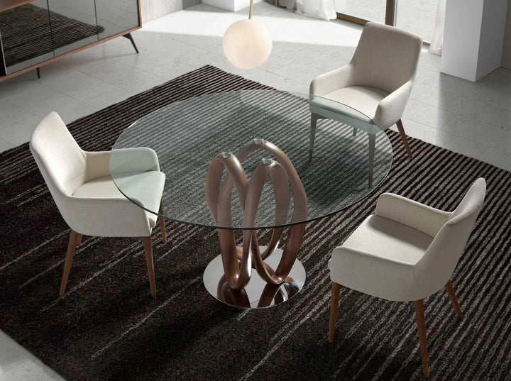 Silla con reposabrazos de diseño moderno con asiento y respaldo tapizados en tela color beige. 