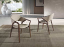 Silla con reposabrazos de diseño moderno con asiento y respaldo tapizados en polipiel color visón