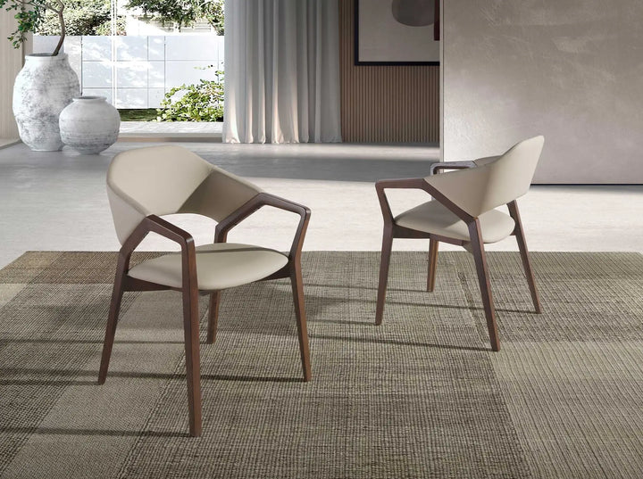 Silla con reposabrazos de diseño moderno con asiento y respaldo tapizados en polipiel color visón