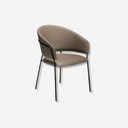 Silla con reposabrazos de diseño moderno con asiento y respaldo tapizados en polipiel color visón oscuro. 