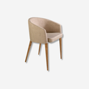 Silla con reposabrazos de diseño moderno con asiento y respaldo tapizados en tela color beige. 