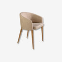 Silla con reposabrazos de diseño moderno con asiento y respaldo tapizados en tela color beige. 