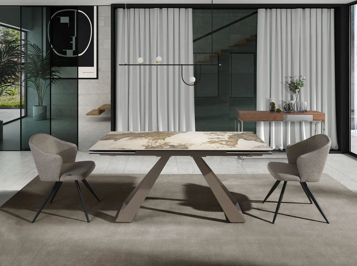 Silla con reposabrazos de diseño moderno con asiento y respaldo tapizados en tela color gris. 