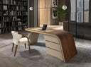 Silla con reposabrazos moderno con asiento y respaldo tapizados en tela color crema para escritorio