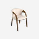 Silla con reposabrazos de diseño moderno con asiento y respaldo tapizados en tela aterciopelada color crema.