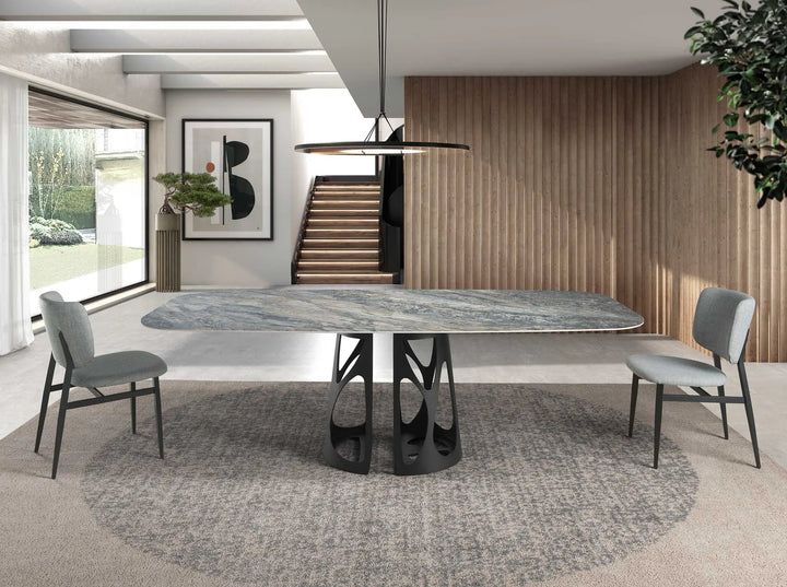 Silla de diseño moderno con asiento y respaldo tapizados en tela color gris claro.