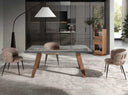 Silla de diseño moderno con asiento y respaldo tapizados en tela color marrón. 