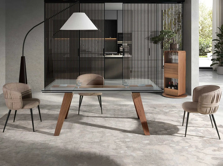 Silla de diseño moderno con asiento y respaldo tapizados en tela color marrón. 