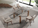 Silla de diseño moderno con asiento y respaldo tapizados en polipiel color visón.