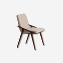 Silla de diseño moderno con asiento y respaldo tapizados en polipiel color visón.