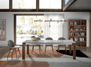 Silla de diseño moderno con asiento y respaldo tapizados en polipiel color visón oscuro.