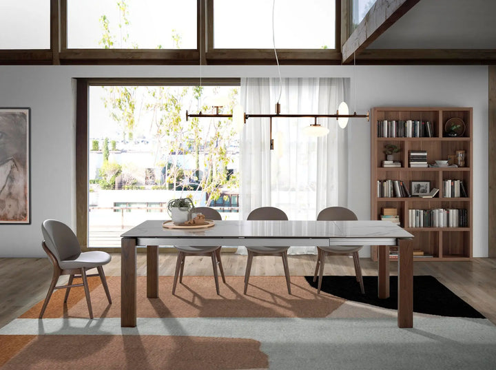 Silla de diseño moderno con asiento y respaldo tapizados en polipiel color visón oscuro.