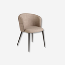 Silla de diseño moderno con asiento y respaldo tapizados en tela color marrón. 
