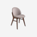 Silla de diseño moderno con asiento y respaldo tapizados en polipiel color visón oscuro.