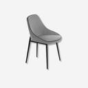 Silla de diseño moderno con asiento y respaldo tapizados en tela color gris. 