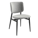 Silla de diseño moderno con asiento y respaldo tapizados en tela color gris claro.