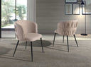 Silla de diseño moderno con asiento y respaldo tapizados en tela color marrón. 