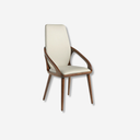 Silla de diseño moderno con asiento y respaldo tapizados en polipiel color crema.