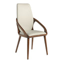 Silla de diseño moderno con asiento y respaldo tapizados en polipiel color crema.