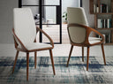 Silla de diseño moderno con asiento y respaldo tapizados en polipiel color crema.
