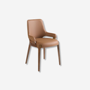 Silla de diseño moderno con asiento y respaldo tapizados en polipiel color marrón.
