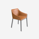 Silla de diseño moderno con asiento y respaldo tapizados en polipiel color marrón.