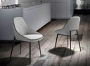 Silla de diseño moderno con asiento y respaldo tapizados en tela color gris. 