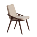 Silla de diseño moderno con asiento y respaldo tapizados en polipiel color visón.
