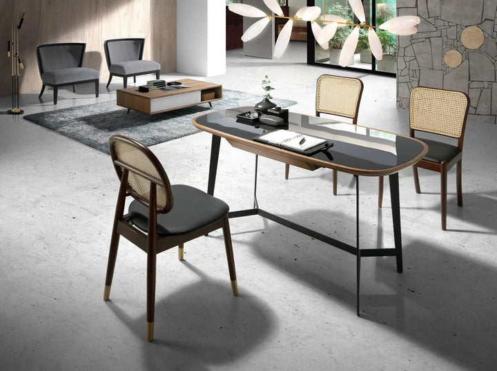 Silla de diseño moderno con asiento tapizado en polipiel color negro y respaldo de rattán.