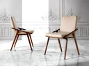 Silla de diseño moderno con asiento y respaldo tapizados en polipiel color visón.