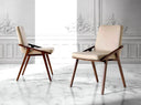 Silla de diseño moderno con asiento y respaldo tapizados en polipiel color visón.