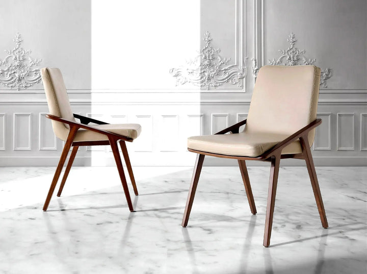 Silla de diseño moderno con asiento y respaldo tapizados en polipiel color visón.