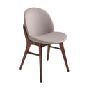 Silla de diseño moderno con asiento y respaldo tapizados en polipiel color visón oscuro.