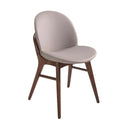 Silla de diseño moderno con asiento y respaldo tapizados en polipiel color visón oscuro.