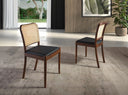 Silla de diseño moderno con asiento tapizado en polipiel color negro y respaldo de rattán.