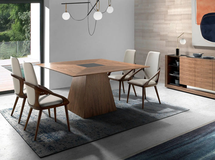 Silla de diseño moderno con asiento y respaldo tapizados en polipiel color crema.