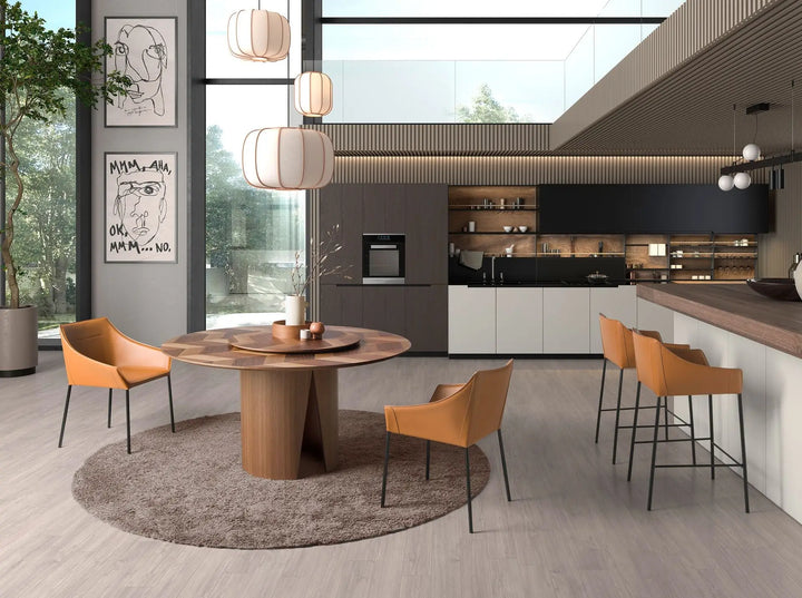 Silla de diseno moderno con asiento y respaldo tapizados en polipiel color marron y elegante