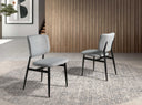 Silla de diseño moderno con asiento y respaldo tapizados en tela color gris claro.
