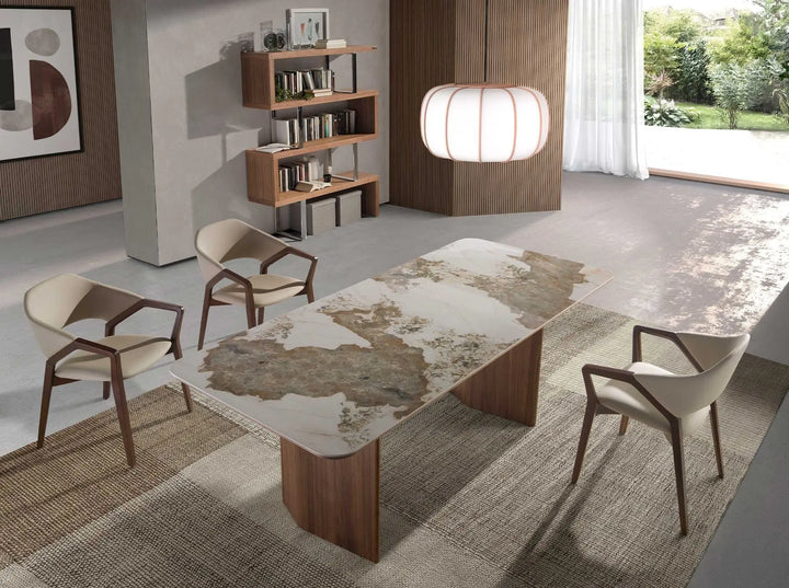 Silla con reposabrazos de diseño moderno con asiento y respaldo tapizados en polipiel color visón