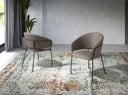 Silla con reposabrazos de diseño moderno con asiento y respaldo tapizados en polipiel color visón oscuro. 