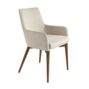 Silla con reposabrazos de diseño moderno con asiento y respaldo tapizados en tela color beige. 