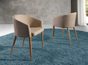 Silla con reposabrazos de diseño moderno con asiento y respaldo tapizados en tela color beige