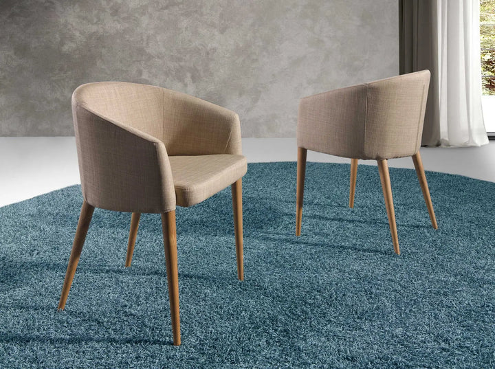 Silla con reposabrazos de diseño moderno con asiento y respaldo tapizados en tela color beige