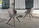 Silla con reposabrazos de diseño moderno con asiento y respaldo tapizados en tela color gris. 