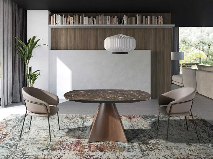 Silla con reposabrazos de diseño moderno con asiento y respaldo tapizados en polipiel color visón oscuro. 