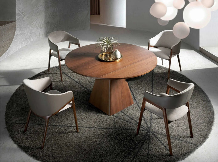 Silla con reposabrazos de diseño moderno con asiento tapizado en tela color beige y respaldo tapizado en polipiel color visón oscuro.