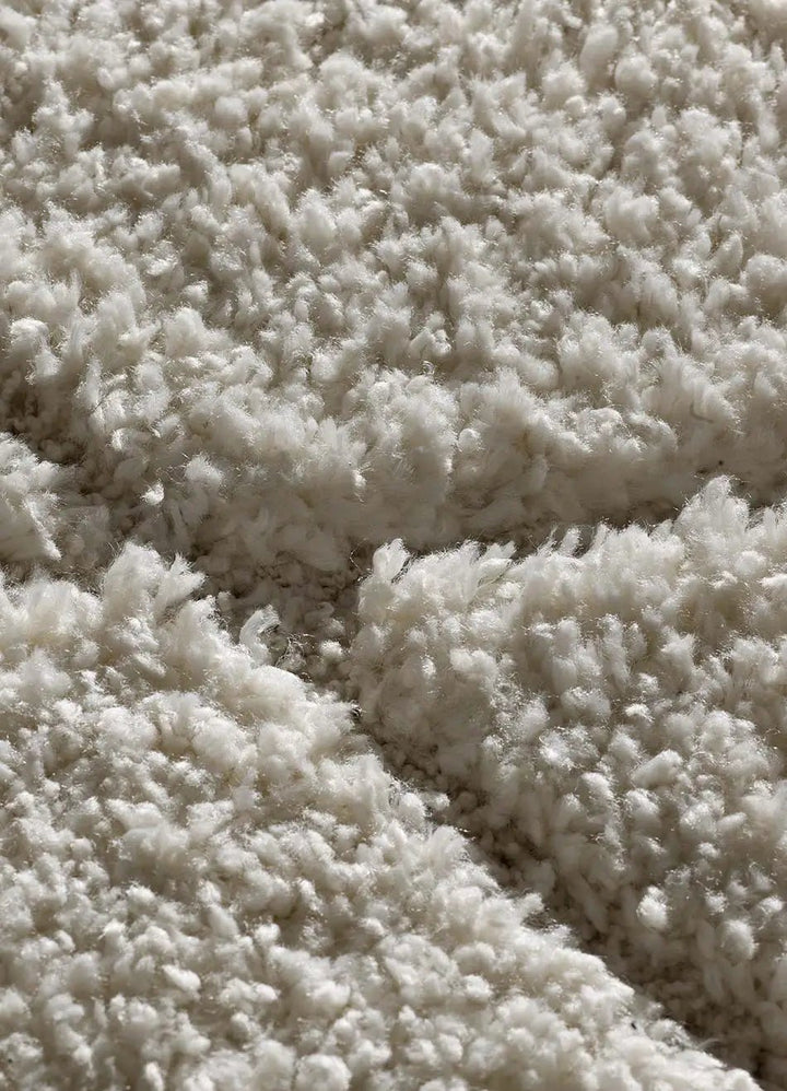 ALFOMBRA ATESA 80260 DE ESTILO SHAGGY ESCANDINAVO EN COLOR BLANCO en ambiente decorado (3)