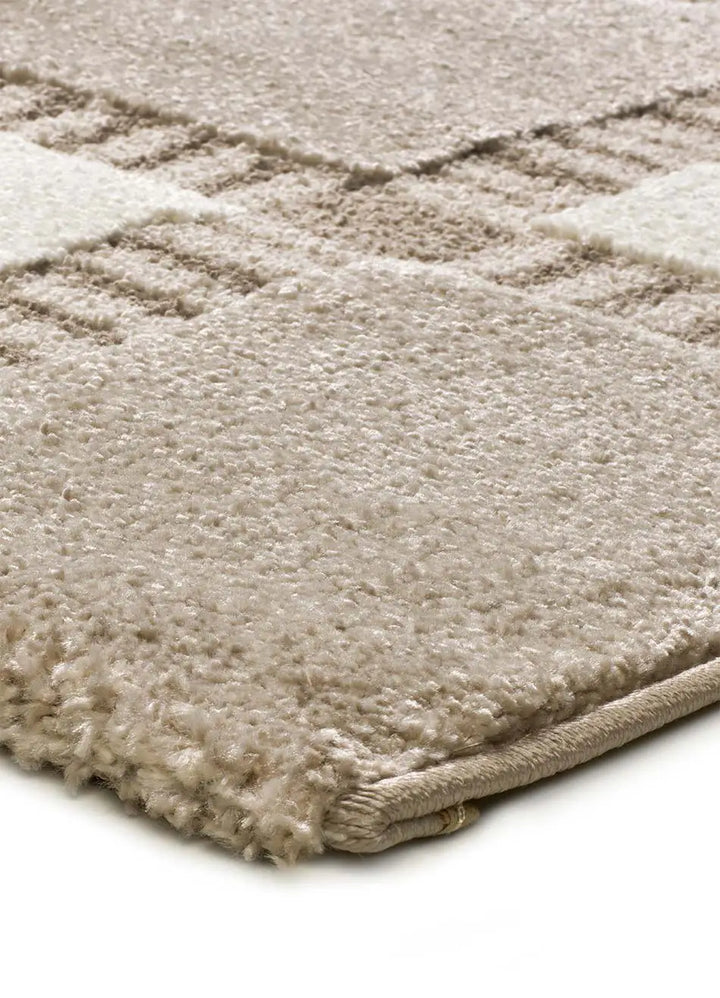 ALFOMBRA CANDELA 2451 DE ESTILO GEOMÉTRICO EN COLOR CREMA en ambiente decorado (2)